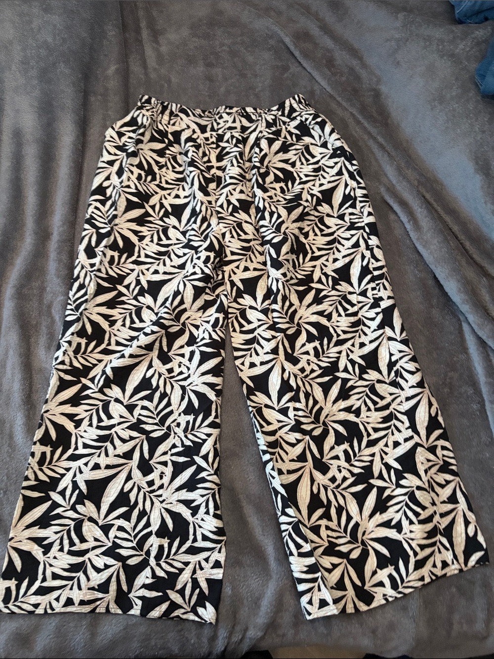 Time and Tru Black and White Leaf-Print Wide Leg Shorts